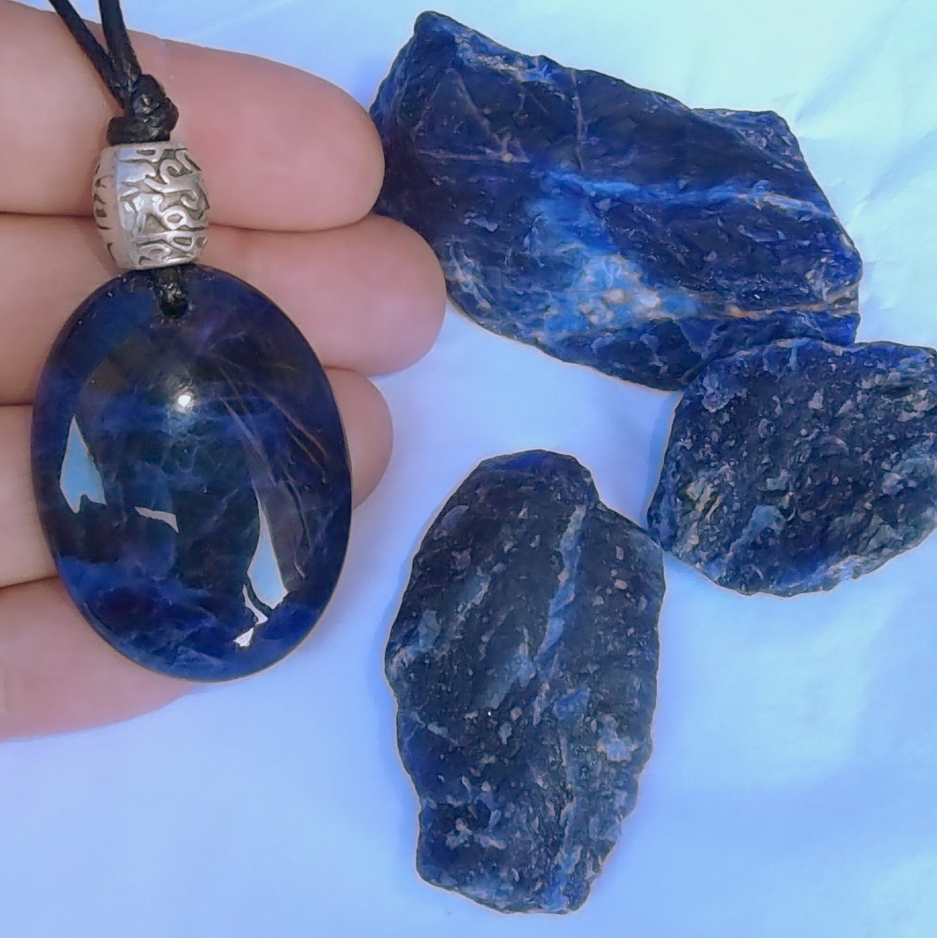 Sodlaite 30x40mm pendant with sodalite rocks